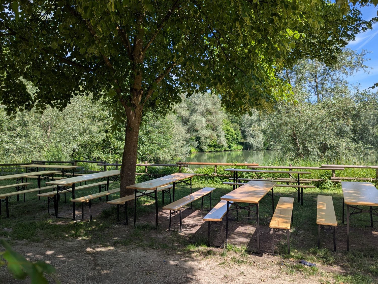 Weiter Biergarten der Fischerhütte am Neckarufer