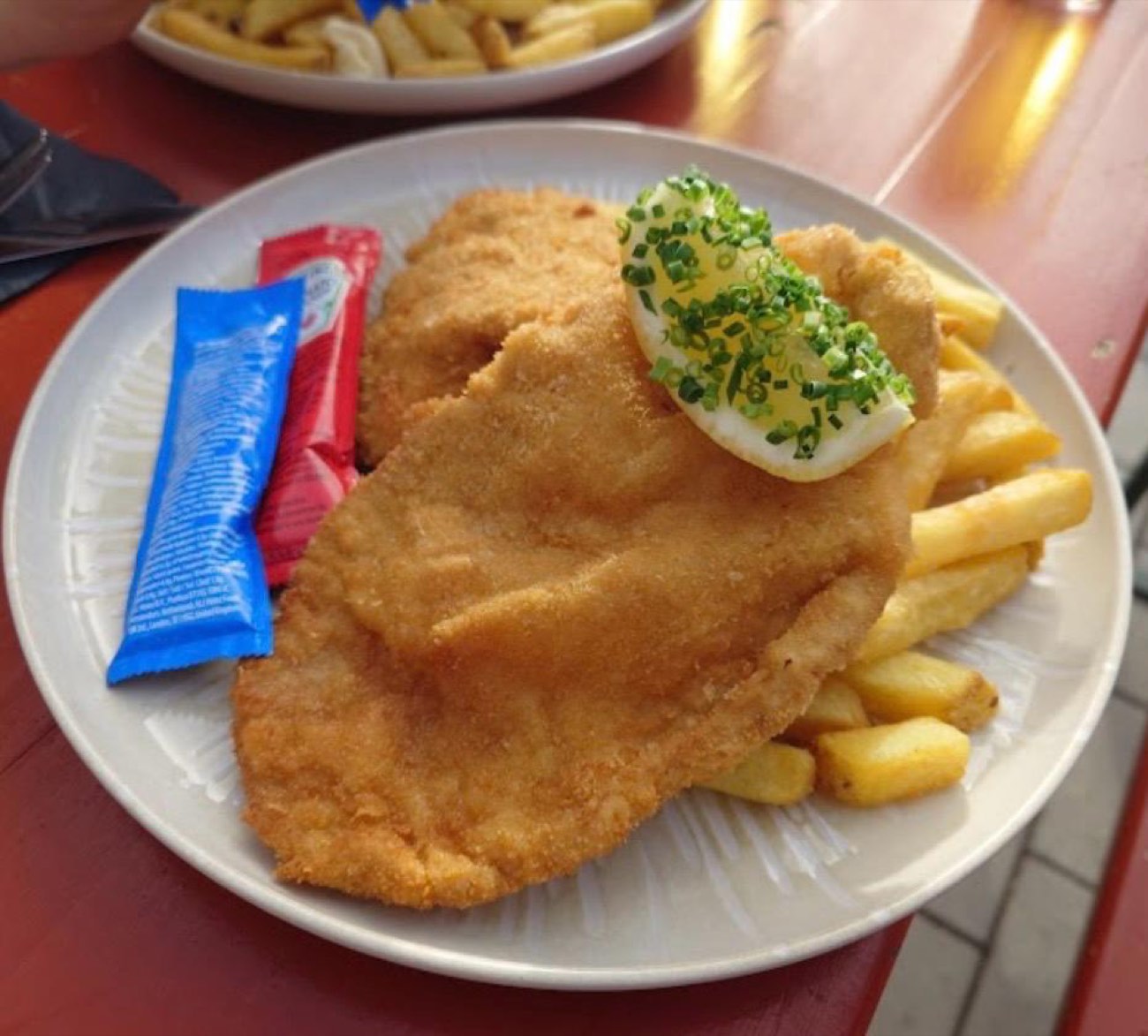 Schnitzel mit Pommes auf dem Teller