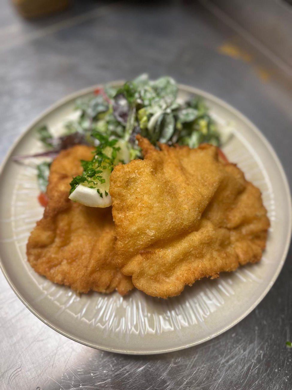 Goldbraunes Schnitzel mit frischem Salat