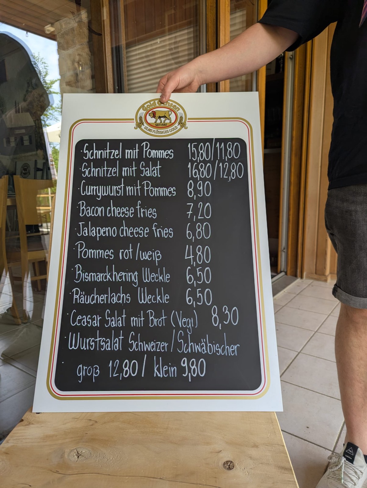 Handgeschriebene Speisekarte auf einer Tafel mit Preisen